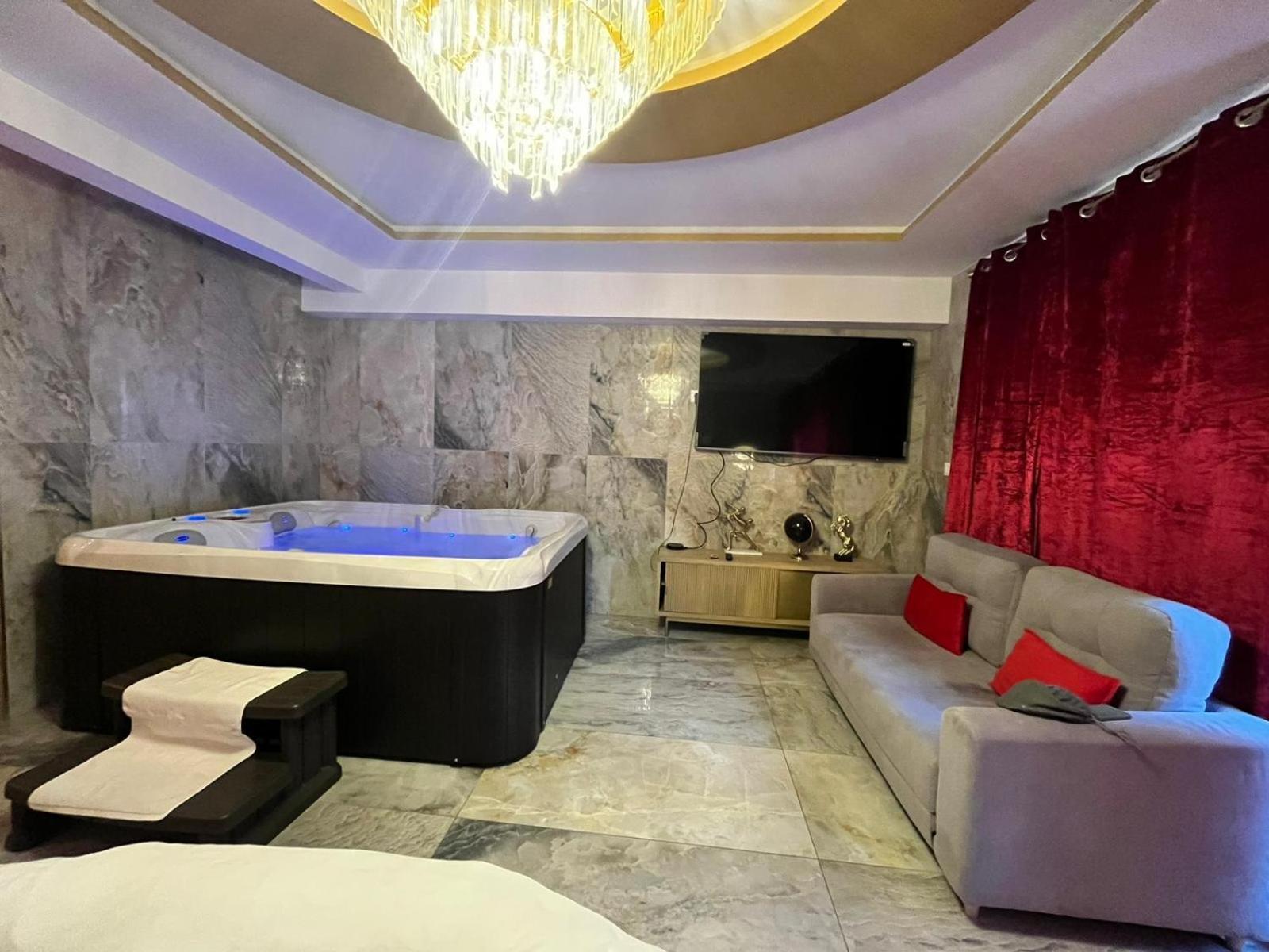 Golden - Jacuzzi Apartment *